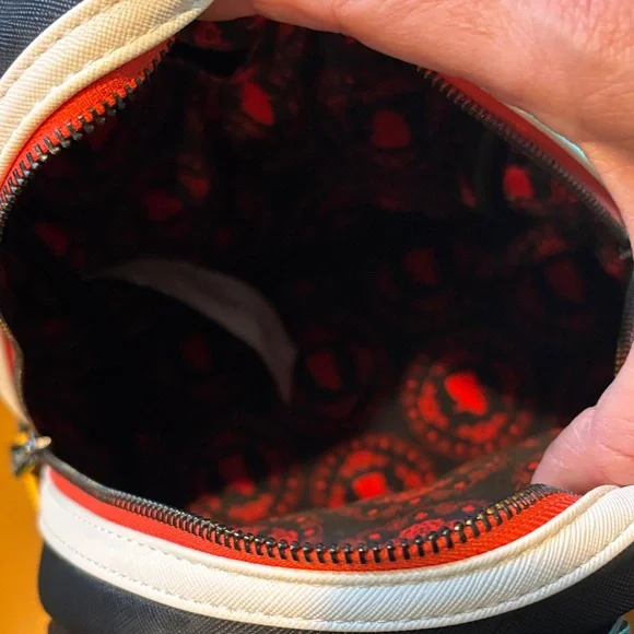 Loungefly Disney Villains - Queen of Hearts Mini Backpack - Alice in Wonderland - Picture 7 of 7